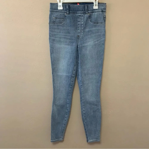 Spanx Skinny Jeans in Light Vintage Wash Size Small - Picture 2 of 9